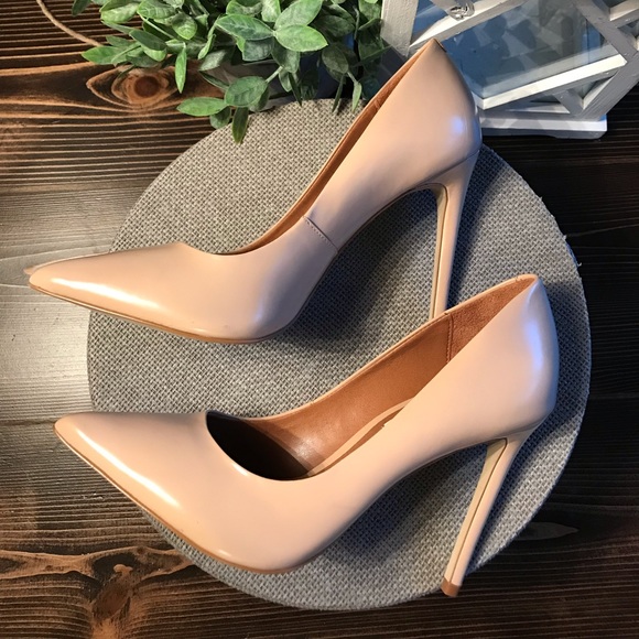 Steve Madden Shoes - Steve Madden Nude pumps - size 8